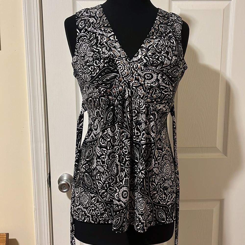 Speechless top black & white floral pattern with silver dots at neck lines